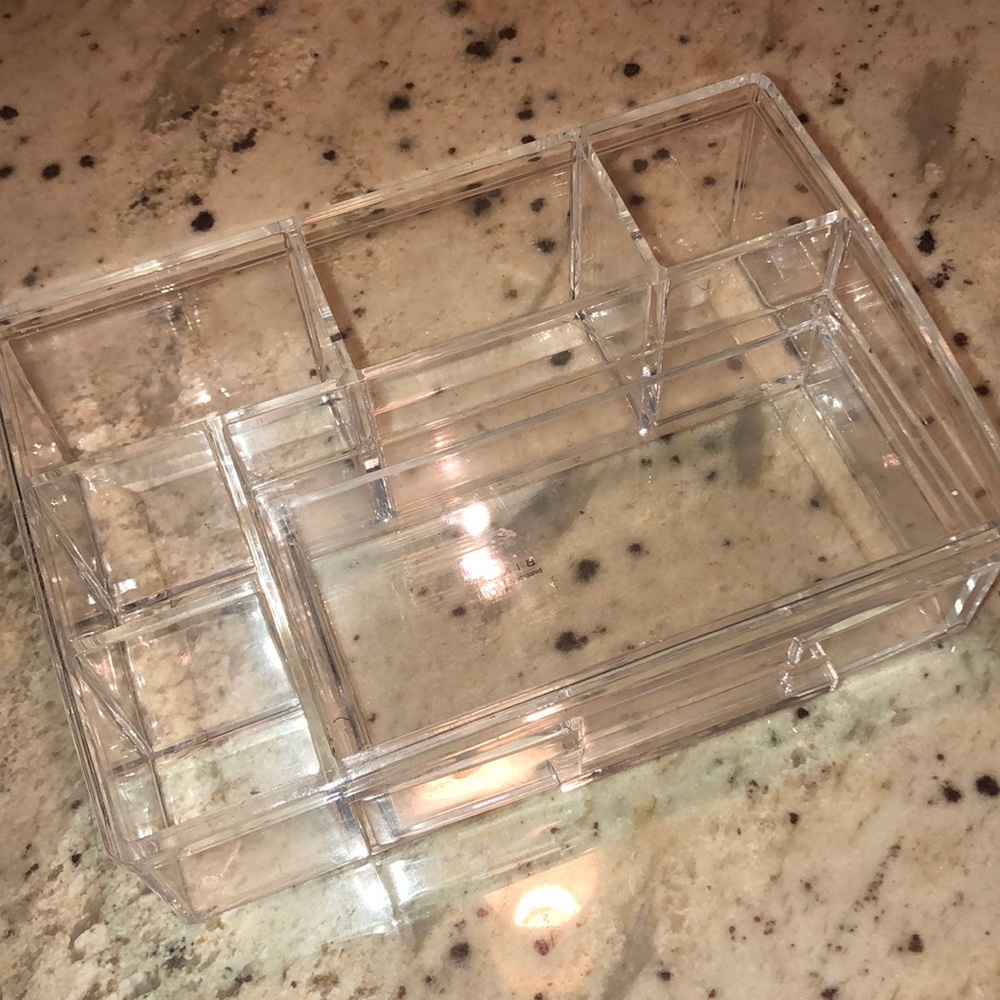 Makeup storage container